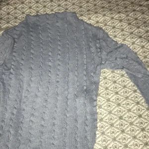 Tröja - En fin tröja från Gina, snygg o skön! Helt oanvänd!