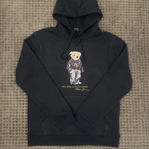 Ralph Lauren Polo bear hoodie - Använd några enstaka gånger men säljer pga att den är för liten. Storleken är XL men den är slim fit så skulle rekommendera till de som har L då jag tycker att den sitter mer likt L än XL. Till de som har M kan den även passa men då kommer den vara mer regular fit