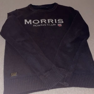 Morris tröja mörkblå - Mörkblå stickad tröja från Morris. Jätteskön material o passar till vardaglig elle fin tillfälle! Säljer väldigt billigt pga att det finns ett hål lite över axel som man kan se på bilden men de går lätt att sy. 