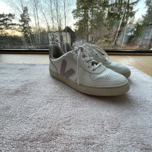 Veja skor! 💜 - Snygga lila veja skor som använda då och då i stor37 😇 Säljs pågrund av att de är för små, köpta för *800kr och jag säljer för 400kr och pris kan diskuteras! 🫰🏼de är hyfsat vita! Kanske inte syns så bra på bilden men hör av er om bättre bilder! 🥰