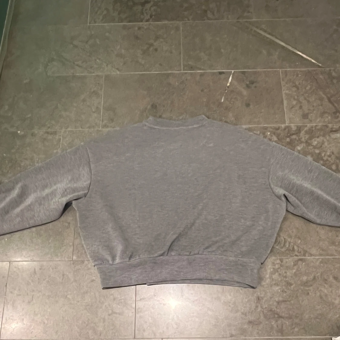 Grå sweatshirt från Stradivarius  - 2