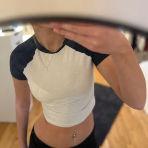 Vit och marinblå croppad topp från Divided - Säljer en snygg vit och marinblå croppad topp från Divided. Använd några gånger fast hyfsad ny💗