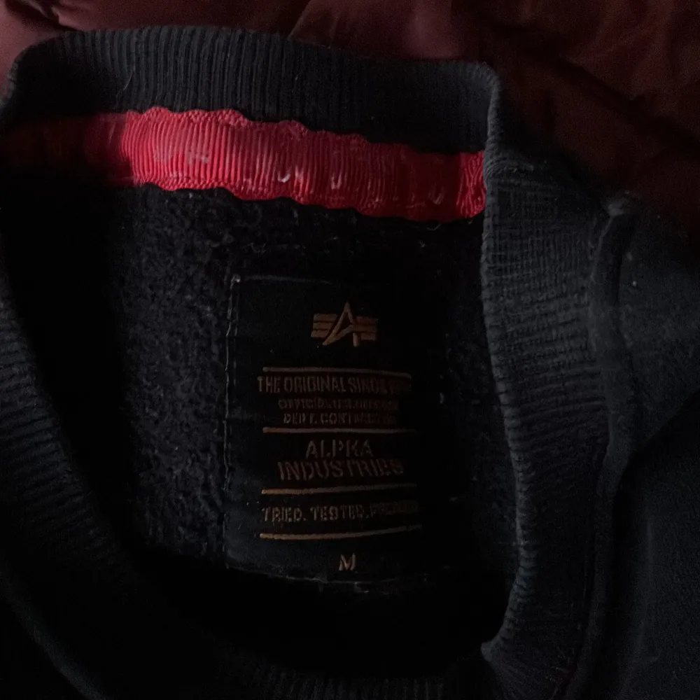 Säljer en svart tröja från Alpha Industries i samarbete med Hot Wheels. Tröjan har ett coolt tryck med flammor på ärmarna och logotyper på bröstet. Perfekt för dig som gillar unika och stilrena plagg. Storlek M. Neuletakit & Villapaidat.