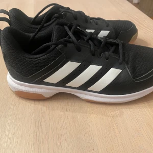 Addidas inomhus skor  - Skit snygga Addidas inomhus skor. Till ett bra pris. Skorna har används en gång så dom är i ett jätte bra skick.