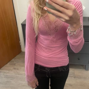 Rosa intimissimi tröja med spets - Säljer denna rosa intimissimi tröja då den inte kommer till användning. Använd fåtal gånger💗