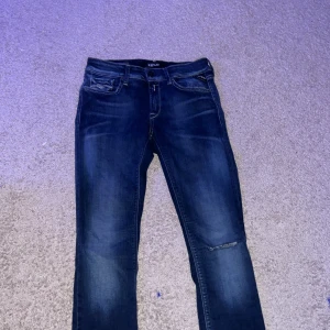 Blå jeans från Replay - Snygga blå jeans från Replay Hyperflex-serien, modell New Luz. De har en klassisk femficksdesign med snygga detaljer på bakfickorna. Perfekta för en avslappnad stil. 27:32