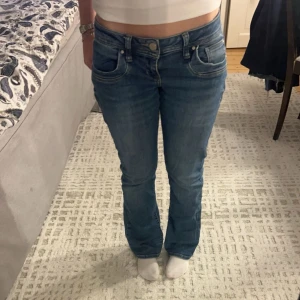 Blå ltb jeans - Snygga blå bootcut jeans med klassisk femficksdesign och knappgylf. Perfekta för en avslappnad stil.