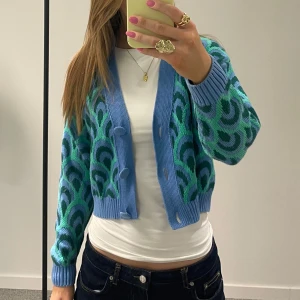 mönstrad kofta - Blå och grön kofta med ett unikt mönster från Zara💙💚Koftan är i en lite kortare modell så funkar för de som är XS också! 