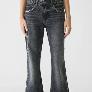 Svarta jeans med pärldetaljer - Snygga svarta jeans med låg midja och bootcut-stil. Jeansen har coola nitar  längs fickorna och sidorna, vilket ger en unik touch. Perfekta för att sticka ut i mängden! HELT SLUTSÅLDA PÅ ZALANDO 