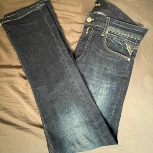 Mrökblåa replay jeans  - Säljer dessa clean mörkblåa jeans från Replay i mycket fint skick. Storlekar är W30 L30. Skriv om du har några frågor eller om du vill ha fler bilder.