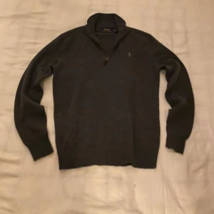Mörk grå Ralph Lauren half-zip sweater - Säljer min Ralph Lauren ”half-zip”. Den är i väldigt gott skick utan några defekter. Storleken är XS men passar S. Priset kan diskuteras och om man har frågor eller vill ha fler bilder så är det bara att höra av sig. 
