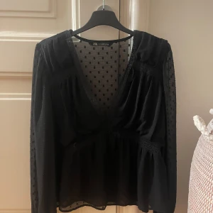 Blus från Zara - Jätte fin svart blus från Zara i strl S. Använd fåtal gånger.