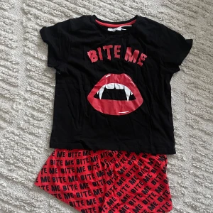Pyjamas dam - Halloween pyjamas helt ny  I storlek S från märket Brave soul 