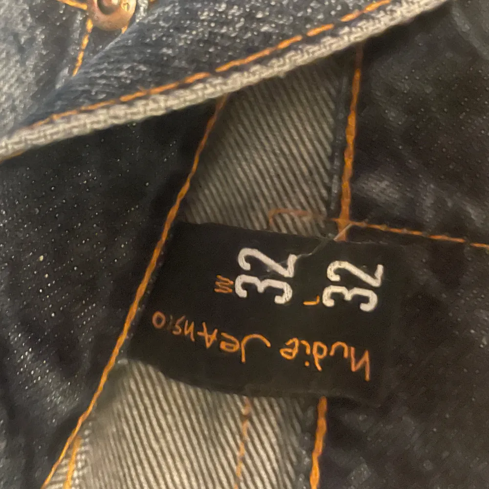 Hej säljer ett par nudie jeans i passform Steady Eddie ll, storlek 32:32, färg deep sea knappt använda. Jeans & Byxor.