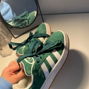 Gröna sneakers från Adidas - säljer mina skit snygga campus skor eftersom dom tyvörr inte kommer till användning. dom är knappt använda men lite ”upprivningar” i snörena. de kommer med helt nya vita snören som man kan byta till! kartongen kommer också med! storlek 36 2/3