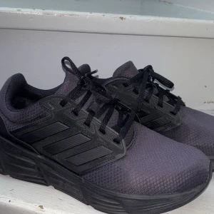 Träning skor - Underbara skor att ha på sig i gymmet eller när man joggar ute. De blir ej lätt blötta och har ett bra grepp. Skorna är storlek 44 men passar storlek 43 om man knyter hårt. De kostade 500kr men väljer att sälja för ett jätte bra pris😊