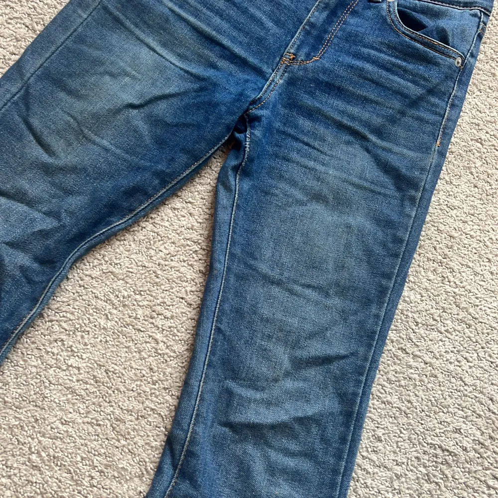 Säljer dessa jättesnygga Levis jeans. Storlek 152. Säljer pga attt de är för små. Köpta för 500 kr. Använda 3-4 gånger. Bra skick. Jeans & Byxor.