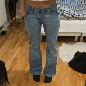 2000s lowwaist jeans - Säljer dessa super coola jeans då det tyvär inte används. Inga defekter! Midja-43cm längd-108cm. Skulle säja att de passar M-L.