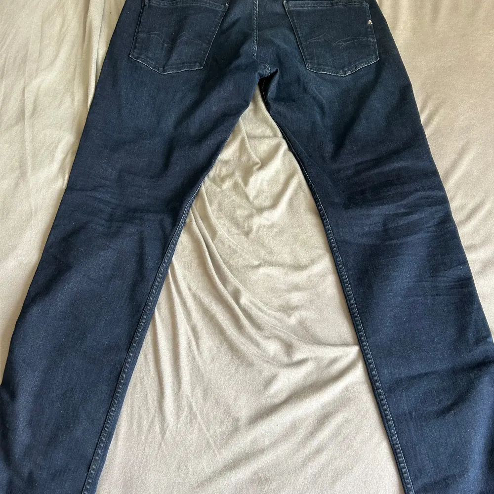 Säljer ett par snygga mörkblå jeans från Replay. Skicket är i stort sätt nästan ny då jag inte har använt dem så mycket, nypris ligger på 1200kr. skriv vid minsta fundering.. Jeans & Byxor.