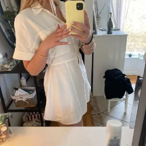 Klänning - Vit skjortklänning från zara! Så fin som passar till allt 🥰 den är i väldigt bra skick knappt använd. 