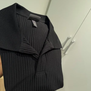 Plisserad tröja - Finns tillhörande shorts. Nyskick, aldrig använd. Passar M och även S.