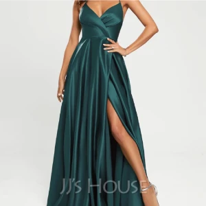 Balklänning  - Säljer min fina balklänning!💕För referens är jag 164. 💕 Inga defekter då den endast använts på balen 🤗