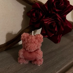 Rosbjörn 🌹🎀 - En liten söt prydnad 🎀 Den går bra att använda i presenter eller ge till den du älskar på alla hjärtans dag!   Tillgängliga dofter: Finns som inlägg   Pris med doft: 88kr   Vikt: 47g   Psst..vid önskemål finns det möjlighet för upphämtning/träff