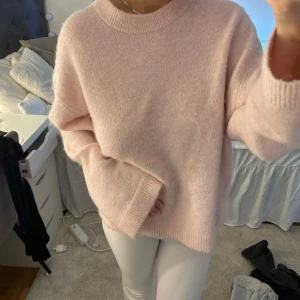 Rosa Stickad tröja  - Skit mysig tröja ifrån ginas förra stickade kollektion! Alltså de är inte den man kan köpa nu!💕aldrig använd alltså inga nopper eller så