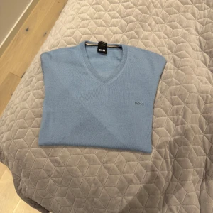 Hugo boss sweatshirt - Väldigt bra skick. Däremot väldigt liten i storlek. Denna är L och jag brukar oftast ha S/M i mina kläder.
