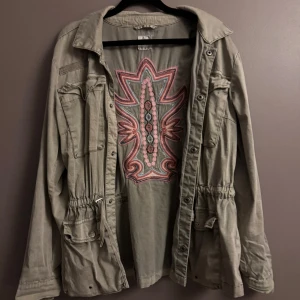 Jättefin grön jacka 👌 - Säljer denna gröna jacka med rosa tryck på ryggen, säljer på grund av att den inte riktigt är min stil längre💕💚