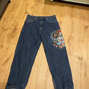 Ed hardy Jeans  - Ed hardy jeans w32. Använt en gång. Helt felfria. Pris kan diskuteras! Går för 1500 ny pris 