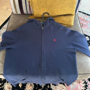 Ralph lauren zip hoodie  - Säljer nu min Ralph zip som är sparsamt använd. Den passar både den med storleken S och xs då den sitter bra på mig som har S. Priset går att diskuteras.