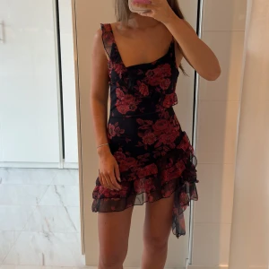 Blommig klänning - Super fin svart mesh klänning med röda blommor på från peppermayo. I storlek 8 men sitter som en xs. Använd köp nu