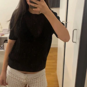 stickad tshirt  - säljer denna stickad tshirt för 230kr som är från otherstories❤️ kan diskutera pris. stl m men passar mig som har s/m🥰