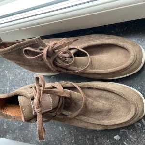 SKOR - Säljer ett par coola skor från Carmela för Kvinnor | Material är läder. Storlek: 39. Perfekta för att liva upp vilken outfit som helst! Skorna är i bra skick och har en skön passform. 