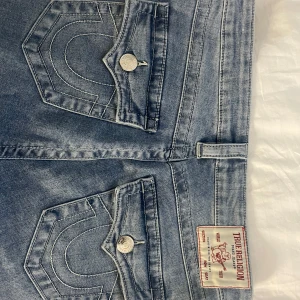 True religon jeans/ Becca  - True religon jeans i Becca! Använda  2 ggr👌 orginal pris: 1299kr  Dem är som nya i skicket! Pris kan diskuteras!!