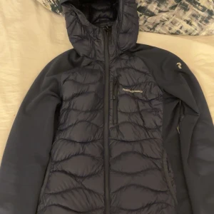 Peak performance jacka  - Mörkblå peak performance liknande cardigan väldigt bra skick förutom en liten skroma på sista bilden och en plast har trillat av från dragkedjan (andra bilden) annars väldigt fin. Ny pris 2500