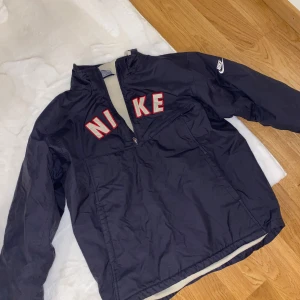 Nike jacka retro - Nike träningsjacka. Köpt här. Blev hänvisad till storlek S. Mest XS, liten i storlek! Står i jackan ålder 12/13. Bra skick annars. Varm och skön. Skick som ny. Nytvättad.