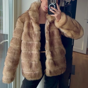 Nelly pälsjacka  - Säljer en helt ny brun pälsjacka från Nelly! Perfekt nu till vintern!🦋 Slutsåld!🦋Oanvänd!🦋 Nypris: 999kr.🦋
