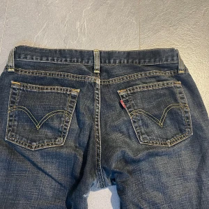 Bootcut jeans - Assnygga bootcutjeans köpa secondhand, bra skick förutom hål mellan benen i skrevet som jag lagat med lapp innifrån, går att ta bort om man vill, syns inte när man har på sig dom Ca 41 cm midje mått rakt över Ca 78 cm innerbensmått