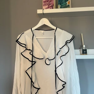 Vit blus  - Vit blus i storlek S från h&m. Skulle säga att den passar xs bättre! Inte använd mycket alls🌺