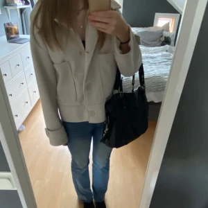 Beige kappa - Beige kappa i storlek M, fungerar även som S. Kappan är från Kappahl! Original pris 900kr☺️