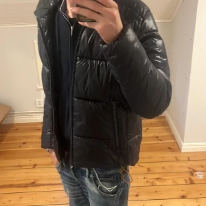 Save the duck vinterjacka - Säljer denna snygga svarta du jackan i nyskick . Skicket-10/10. Passar 177-180. Jag är 185 då den är lite kort . Perfekt för både höst och vinter! Nypris 3799:-. Diskuterar gärna priset.  