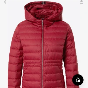 Tommy Hillfigher jacka ❤️ - Säljer en fin Tommy hillfigher jacka som är varm och vindtålig. Den är enbart använd en gång och den är i nyskick. Köpte den för ungefär ett år sedan. Den passar bra till alla outfits!🥰