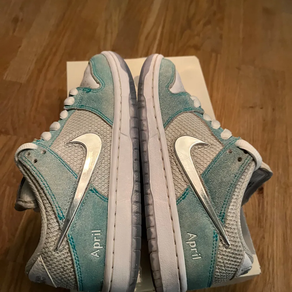 Hej, säljer dessa Nike Sb April limited edition, köpte de i butik men har inte kvitto.  Pris kan diskuteras vid snabb affär.. Skor.