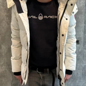 Vit Canada goose vinterjacka - ‼️Pris kan diskuteras ‼️Vill sälja denna jackan då jag letar något nytt, den är i fint skick men behöver en kemtvätt därav priset. Jackan inhandlades för 2 år sedan och är använd under vintertid. Kvitto och äkta bevis ska tillkomma. 