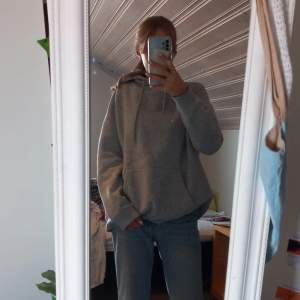 Hoodie som jag köpt på Vinted men var för stor så säljer vidare. Den står S men mer som en M. Jättefintskick jag har bara testat. Skriv ifall frågor🩷