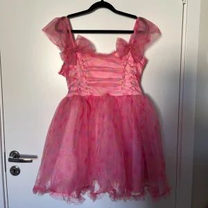 Klänning - En vacker klänning med tyllkjol som jag råkade köpa i fel storlek söker nytt hem, är det ditt?🎀 Köpt för 1400kr, säljer för 950kr Pris kan diskuteras💞 Mått: Byst: 104-106 cm, Midjemått: 83-86 cm, Höft: 109-111 cm