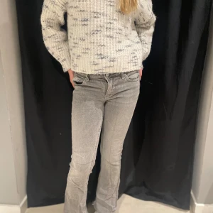 Gråa flared jeans - Bekväma i bra skick och sälj för dem är för korta, använt fåtal gånger 