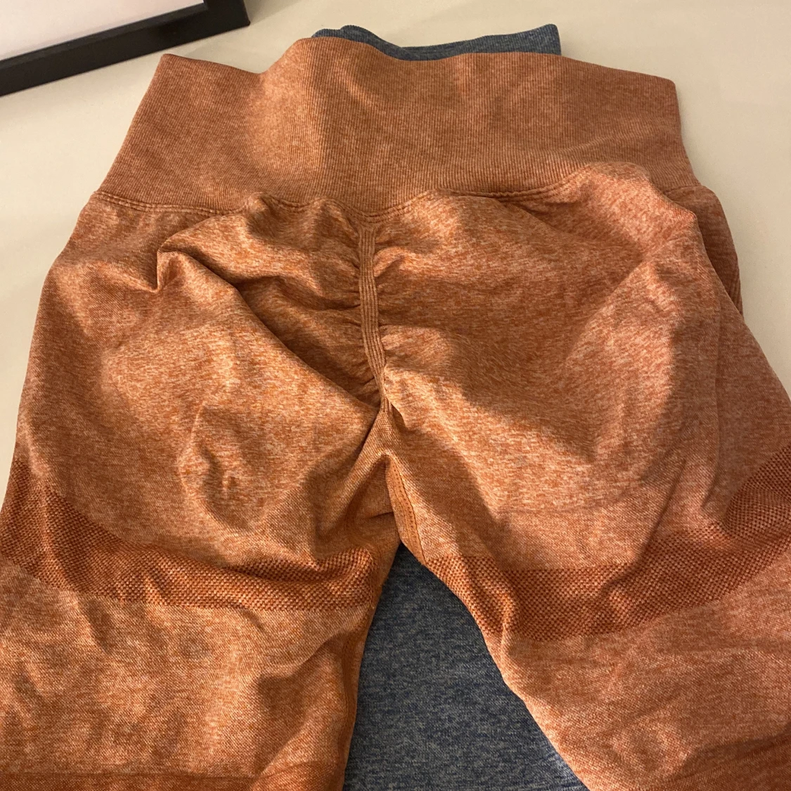 Två par mjukisbyxor i orange och blå - 90